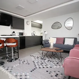 https://free-parking-close-to-city-centre-modern-flat.cardiffhotelswales.com
